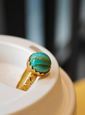 精品18K金镶嵌原矿绿松水波纹戒指很有特色的小圆面花纹颜色特别