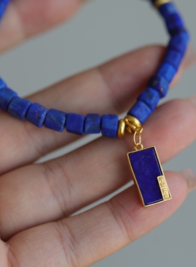 天然青金石原石随形手链搭配纯银鎏金镶嵌上上签无事牌吊坠高贵蓝