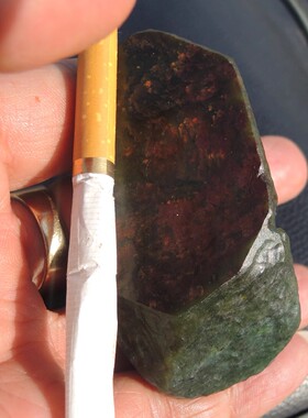 方言玉龙河地表碧玉籽料有包浆红皮复古老光罕见铬绿色碧玉把件R