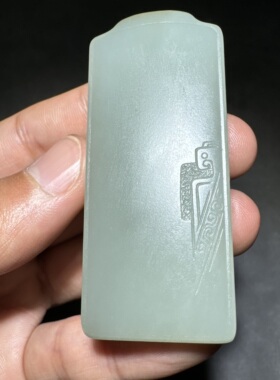 亮眼方言和田玉新疆且末老料天空蓝带糖油润细腻阴雕仿古牌吊坠S