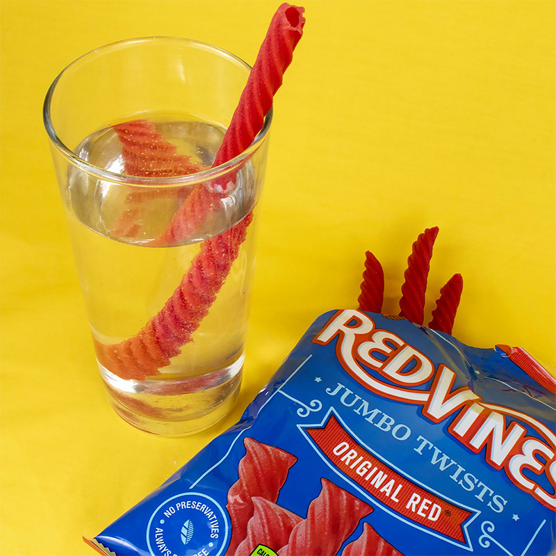 美国红藤甘草葡萄草莓扭扭糖吸管零食美剧詹姆斯Red Vines Twists - 图1