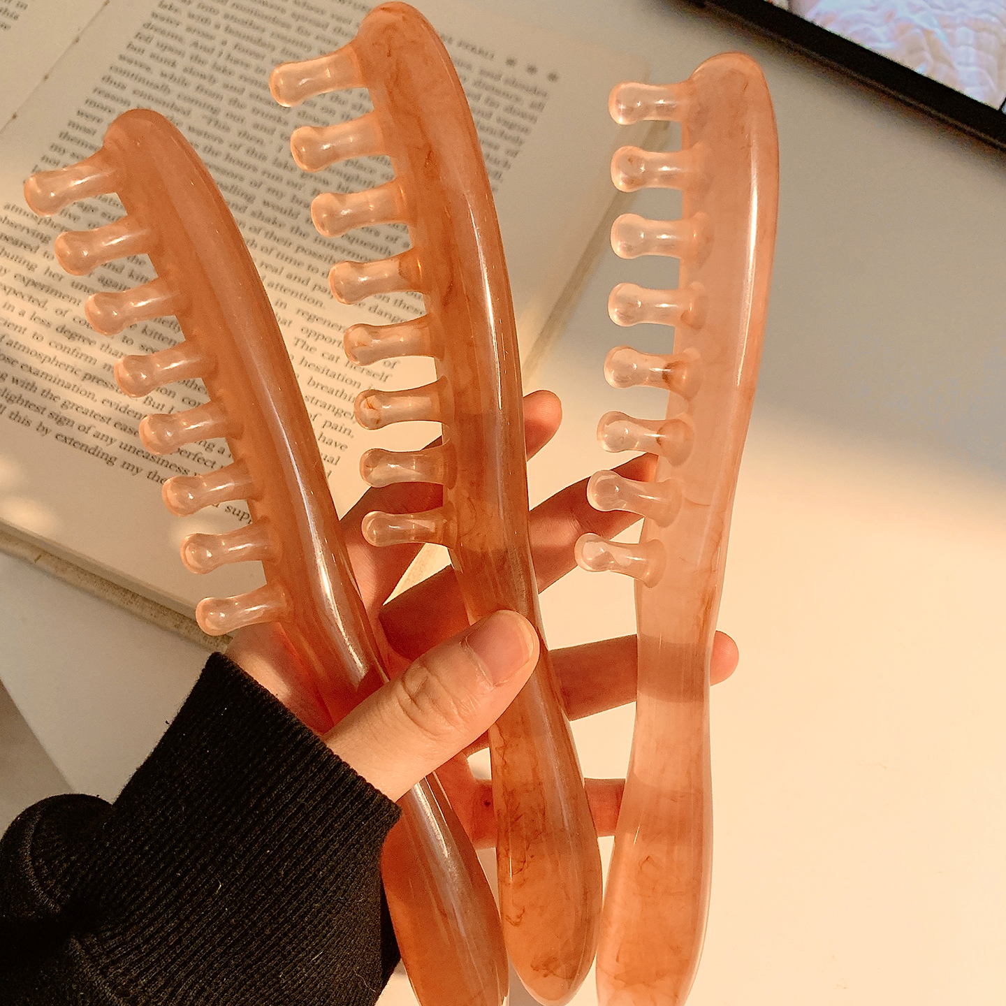 头部按摩梳子女经络疏通点穴拨筋棒大齿梳便携头皮养生刮痧宽齿梳 - 图0