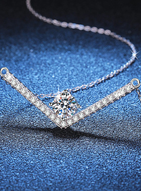 925纯银吊坠莫桑石项链D色1克拉高级感满钻气质锁骨链V形字母