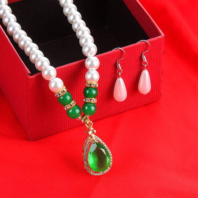 Synthetic pearl necklace for women to give to their mother, Korean version, simple, middle-aged and elderly mother's day clavicle necklace, versatile and color-preserving