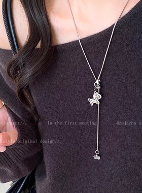 2026马上有钱镶钻小马吊坠项链复古做旧花朵抽拉链小众感锁骨链