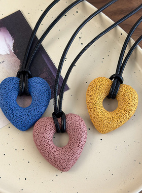 夏日彩色镂空火山石黑绳爱心项链女2025新款爆款长款锁骨链配饰品