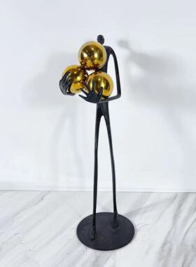 抱金球人现代抽象人物雕塑摆件酒