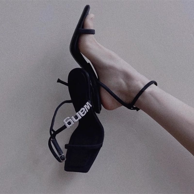 2025夏季新款水钻字母高跟鞋性感细跟方头露趾一字扣带罗马凉鞋女,淘宝优惠券,粉丝福利购,淘宝优惠卷