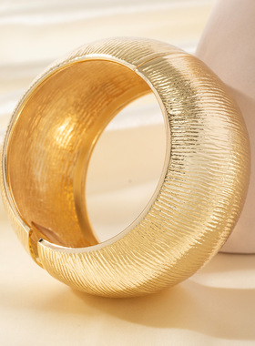 25新款爆品纹理感夸张大手镯女Chunky金色褶皱手环欧美跨境热销