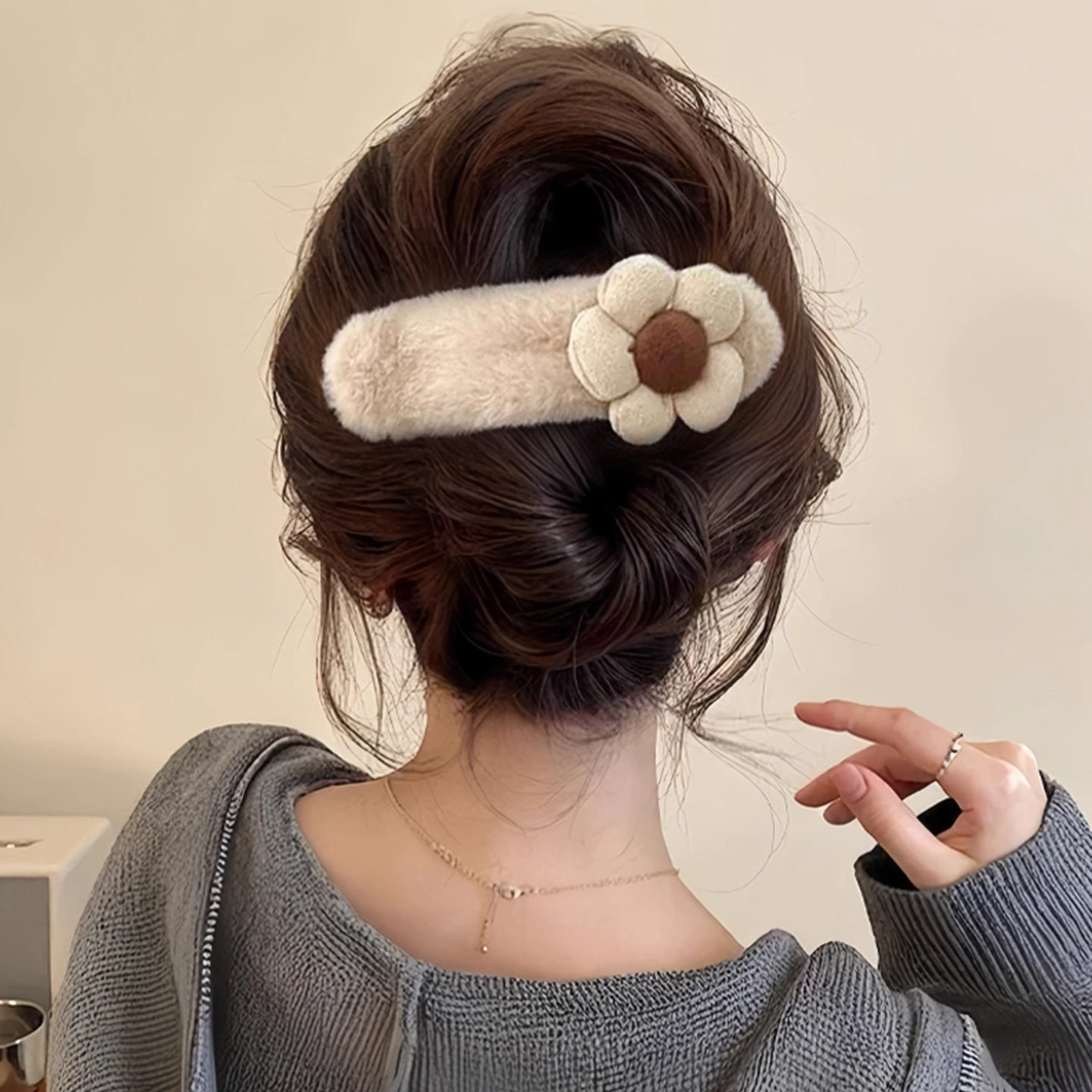 秋冬毛绒花朵鸭嘴夹发夹女后脑勺2025新款气质盘发一字夹发卡头饰,淘宝优惠券,粉丝福利购,淘宝优惠卷