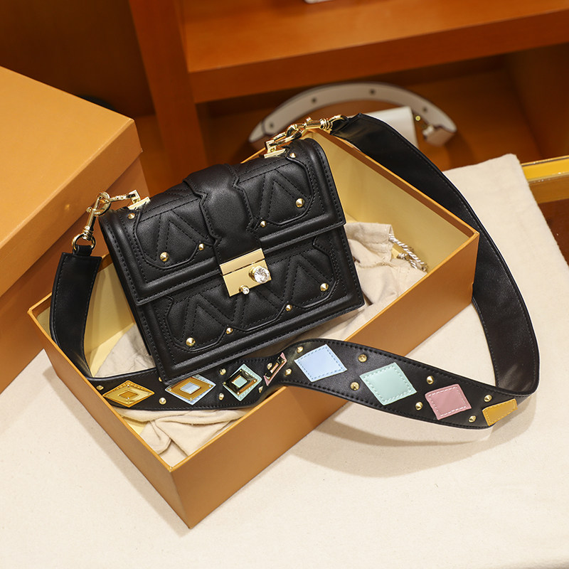 今年流行的2020新款潮女镶钻斜挎包 快乐猫头鹰工作室女士包袋