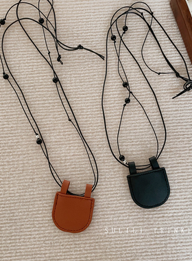 极简穿搭凹造型时装配饰挂脖迷你小包设计感精致mini月牙包项链女