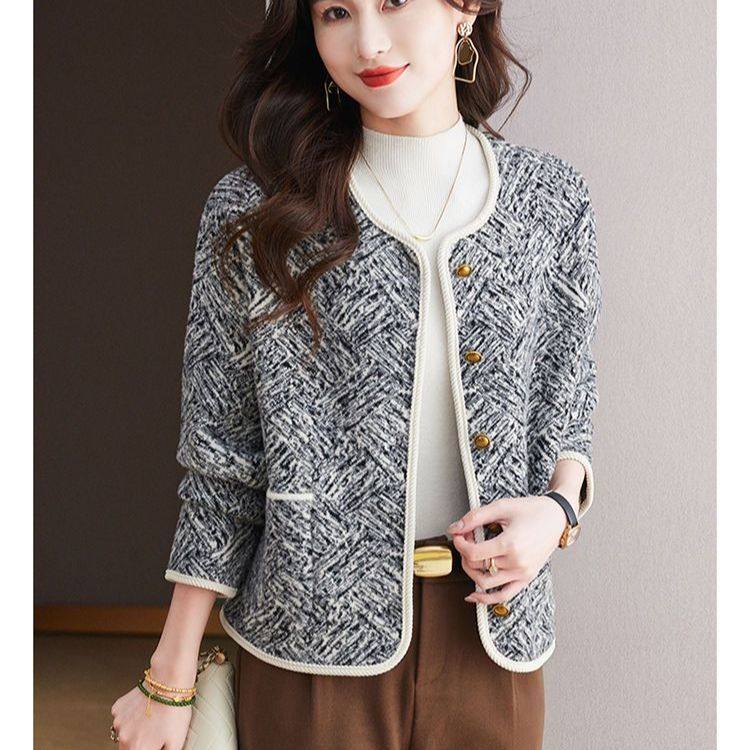 高级感小香风针织短款外套女2025秋冬新款金属扣时尚圆领开衫上衣,淘宝优惠券,粉丝福利购,淘宝优惠卷