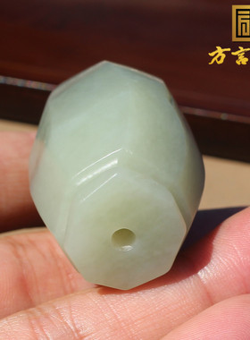 新疆油润细腻青花籽料勒子玉吊坠