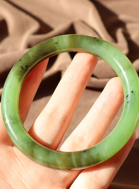 上新了方言和田玉特色俄老料乌兰海碧玉苹果绿带糖56mm圆条手镯A2