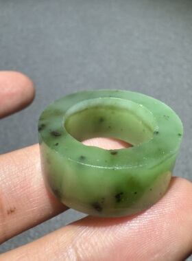 亮眼方言和田玉精品老坑俄料苹果绿带糖碧玉收藏级17mm戒指指环S9