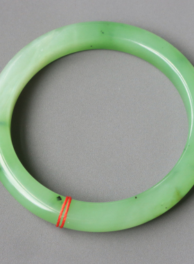 美滋滋方言和田玉精品色标级乌兰海碧玉果绿带猫眼57mm玉手镯O