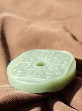 俄罗斯粉绿碧玉四方兽平安扣把件