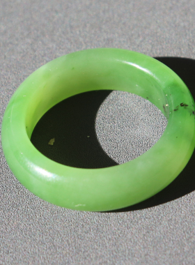 方言和田玉苹果绿碧玉戒圈