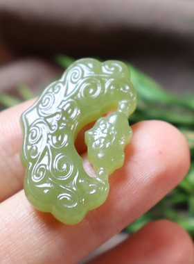 新疆且末料黄口精雕如意锁牌吊坠