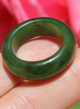 方言和田玉俄红皮菠菜绿碧玉戒指