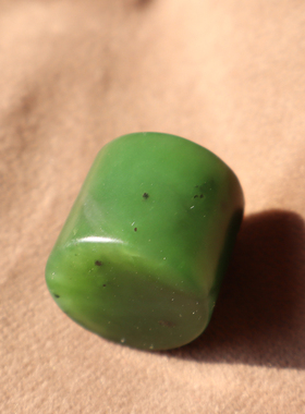 俄罗斯菠菜绿碧玉戒芯小印章把件