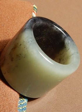 火爆方言和田玉珍品特色新疆老熟黑白分明青花籽料卡20mm扳指s11