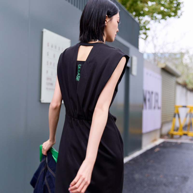 uti黑色撞色印花无袖连衣裙女 时尚设计感直筒裙尤缇2023夏季新款