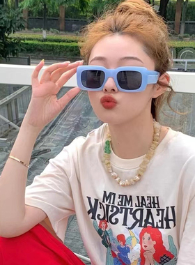 方形时尚女浅蓝色墨镜