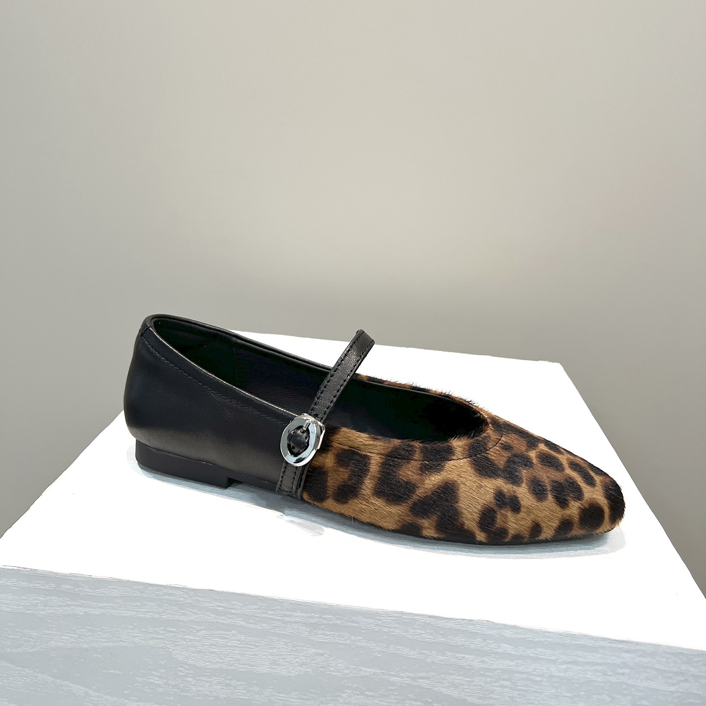 2025新款秋冬真皮平底单鞋女一字带法式平底鞋链条浅口玛丽珍鞋 - 图0