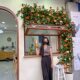 Internet celebrity check-in simulated rose wall covering the door
