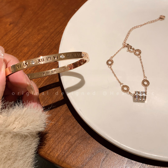 A huge and beautiful small waist titanium steel bracelet for women fashion stacked couple bracelet light luxury niche design high-end hand jewelry