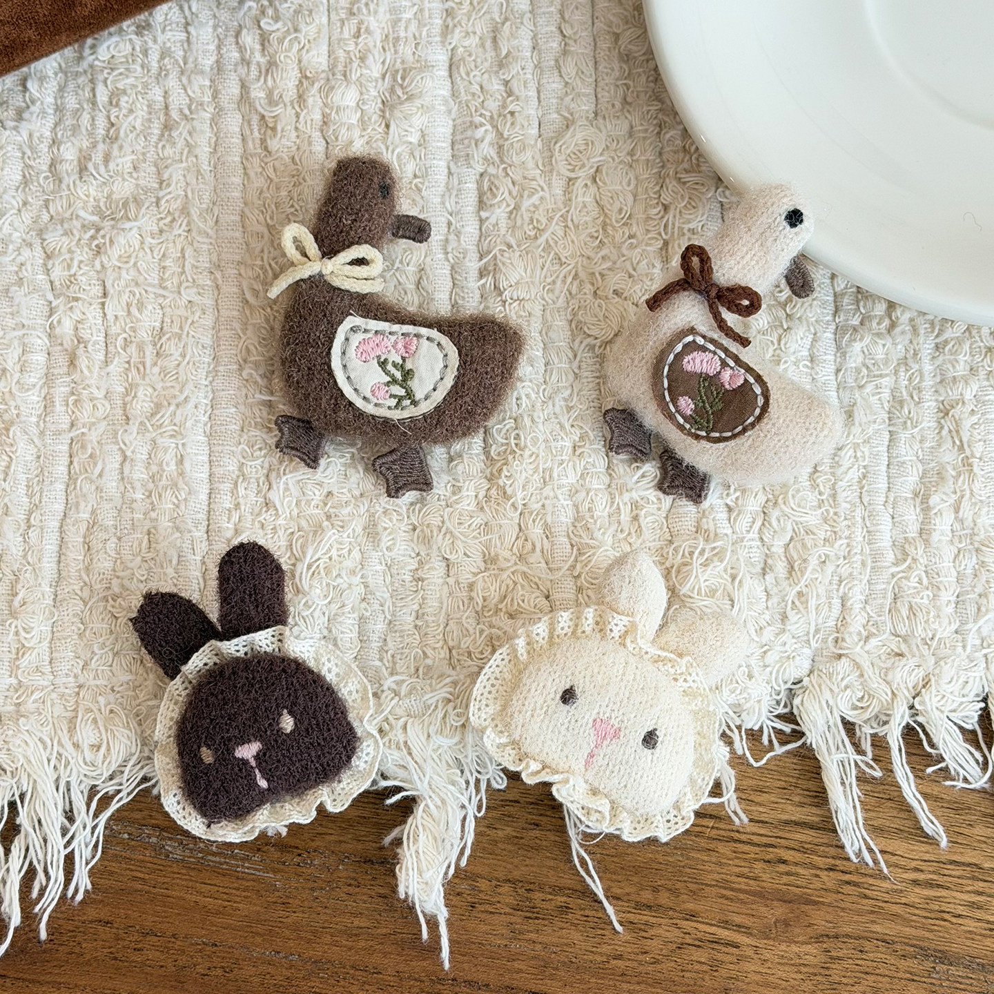 可爱布艺兔子胸针女2025新款小众设计感毛衣装饰日常百搭围巾配饰,淘宝优惠券,粉丝福利购,淘宝优惠卷