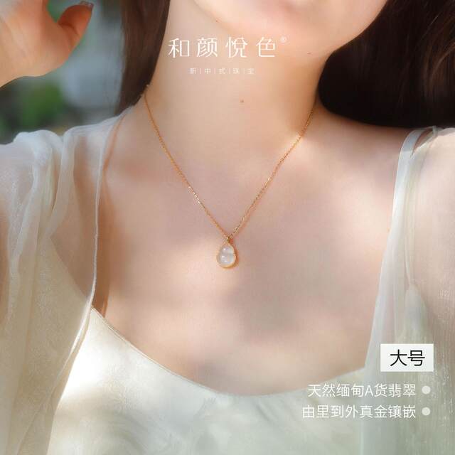 Harmonious color pendant 18k gold and jadeite