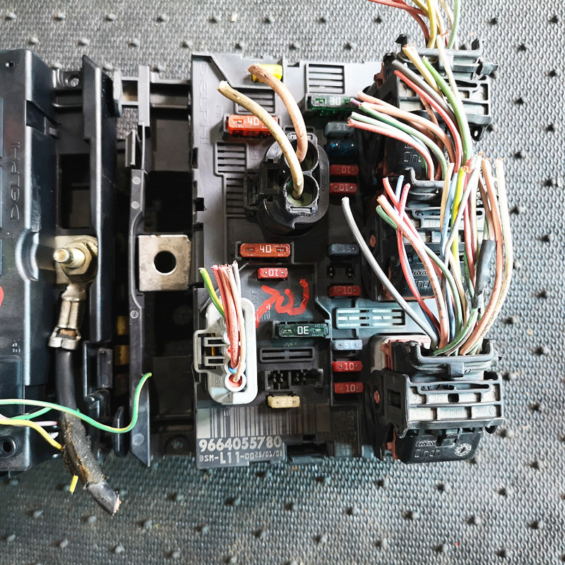 适用标致307机舱保险丝盒继电器盒模块电脑线路板插头L11 B3 B4 5-图0