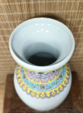 老矿料瓷器手绘粉彩仕女图花兰瓶