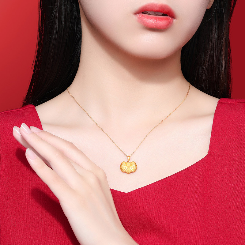 潮宏基福气安康足金小金锁周岁挂坠 潮宏基珠宝颈饰