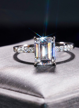 莫桑石群镶满钻长方形冰糖戒指