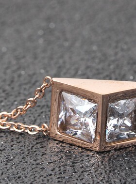 新款钛钢个性简约18K玫瑰金女项链 镶锆时尚立体三角形锁骨链百搭