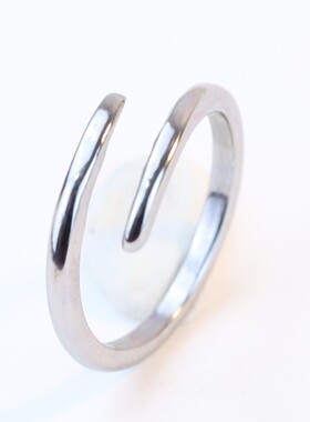 新款厂家 欧美6MM 2MM个性情侣简约光面金色钛钢可开口戒指女