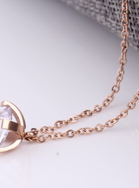 新款韩版ins时尚水晶吊坠玫瑰金镂空玫瑰花爱情钛钢项链厂家