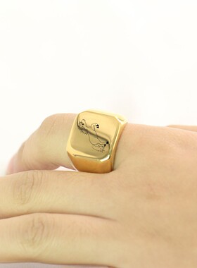 新款简约复古个性小马驹百搭18MM戒指不锈钢男女金色光面戒指厂家