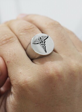 新款欧美朋克不锈钢光面激光个性双蛇对决戒指圆形22MM钛钢复古