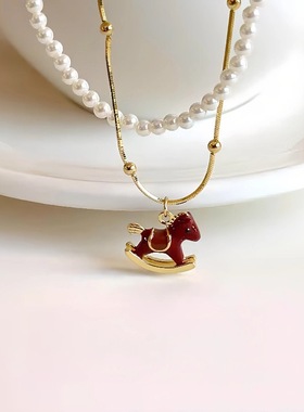 钛钢不掉色电镀本命年红色小马珍珠项链配饰毛衣链轻奢高级感项饰