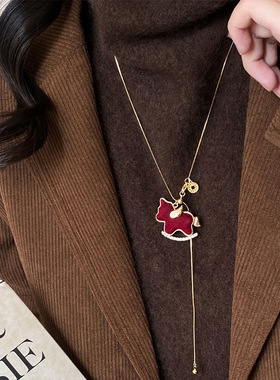 马上好运！红色丝绒小马项链女秋冬高级感长款毛衣链高端百搭配饰
