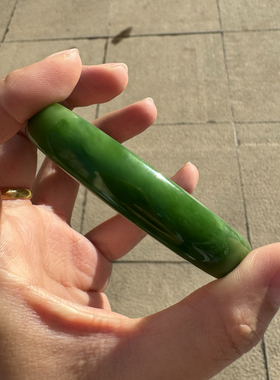 和田玉俄碧玉手镯辣绿菠菜绿手镯油润细腻