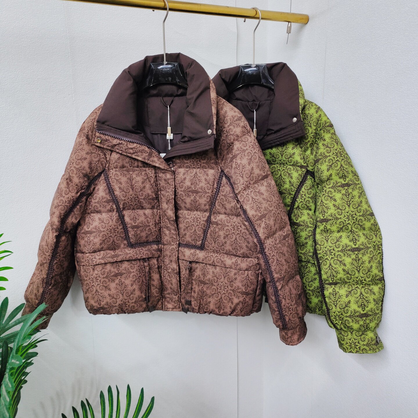 YF25B9902冬款扩版羽绒服时尚印花短款保暖耐脏领洋气女士百搭