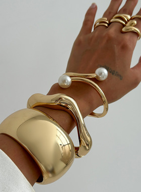 欧美跨境设计感缠绕金属仿珍珠手镯 叠戴气质简约光面开口手环女
