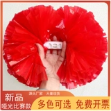 Чирлидеры держат цветы чирлидинг команды команды чирлидинг танце