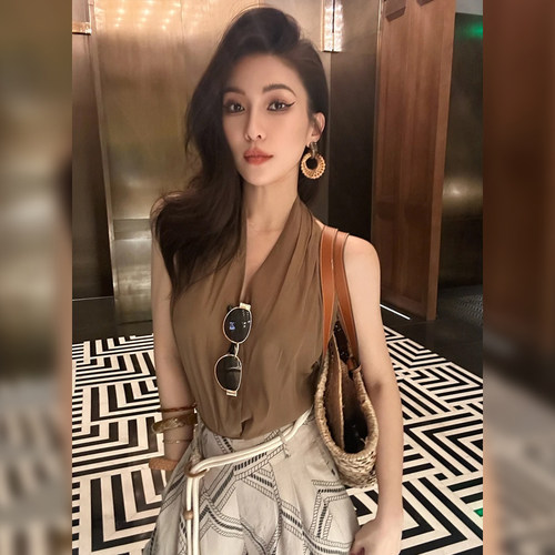 咖色v领挂脖无袖衬衫女夏季2026新款设计感甜辣妹百搭绝美小上衣 - 图3